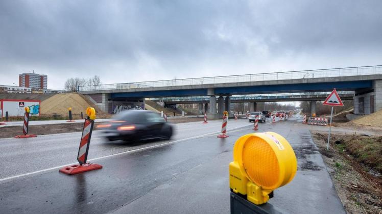 Die neue Brücke über die Stadtautobahn soll im Februar in Fahrtrichtung Evershagen freigegeben werden. Foto: Georg Scharnweber