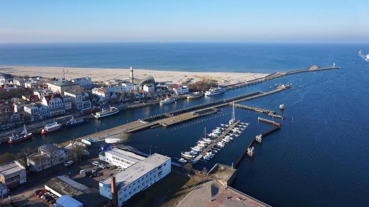 Voraussichtlich bis Ende Juni sollen Plattform und Stege des Sportboothafens Warnemünde erneuert sein. Foto: Hafen- und Seemannsamt