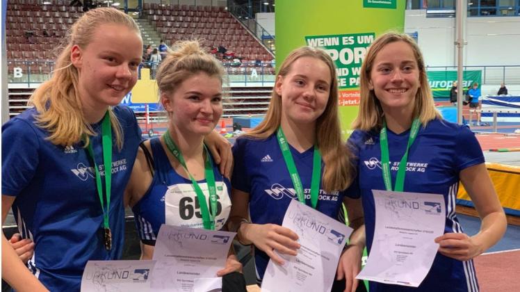 Erneut siegreich: die U16-Mädchen der 4x200-m-Staffel „Sprintteam MV“, von links Maiken Göcke, Larissa Kruse (Schwerin), Lia Flotow und Charlotte Köhler.