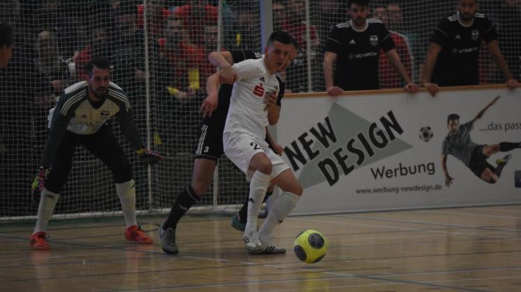 Fußballfest in der Güstrower Sport- und Kongresshalle: Dabei spielte es auch keine Rolle, dass Sava-André Mihajlovic und Co. vom Gastgeber, hier im Spiel gegen den SV Warnemünde, das Finale gegen den FC Hansa Rostock II verloren.