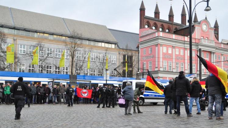 Wegen des Mordanschlag auf den Bremer AfD-Landesvorsitzenden Frank Magnitz am 8. Januar haben 30 Anhänger der Partei am Freitag eine Mahnwache am Neuen Markt abgehalten. Gut 200 AfD-Gegner protestieren lautstark.