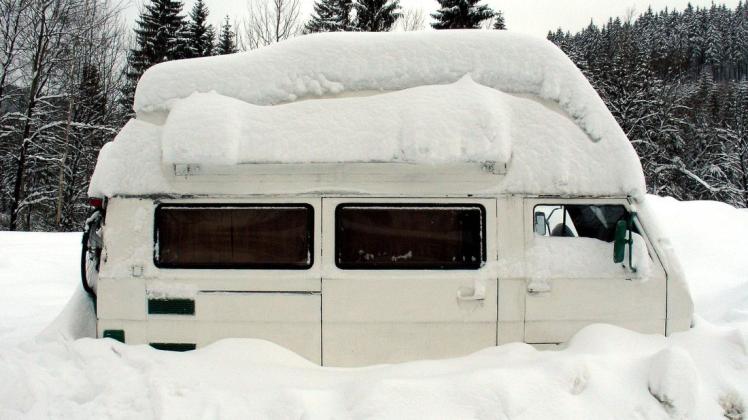 Wer richtig vorbereitet ist, kann auch im Winter campen. Foto: dpa/Patrick Pleul