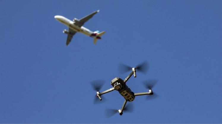 Wegen Drohnen bleiben die Flugzeuge am Airport Heathrow am Boden. Foto: imago/Jochen Tack