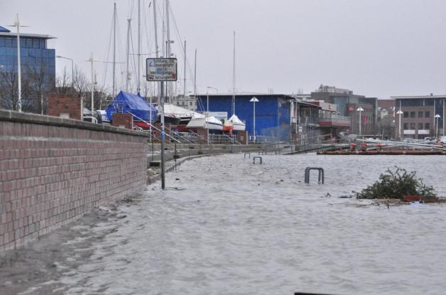 Am Stadthafen sind schon die Treppenstufen überflutet. Foto: Katrin Zimmer