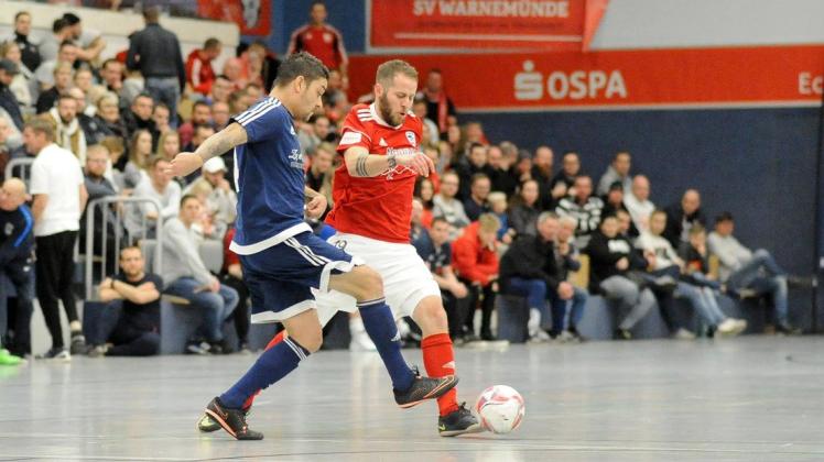 Der Ball rollt auch in der Winterpause: Nico Himpenmacher, bester Torschütze des FSV Nordost mit sieben Treffern (links), maß sich am Sonnabend in der Ospa-Arena bei der Rostocker Hallen-Stadtmeisterschaft u. a.  mit dem ehemaligen Hansa-Profi Martin Pett vom Verbandsligisten RFC.