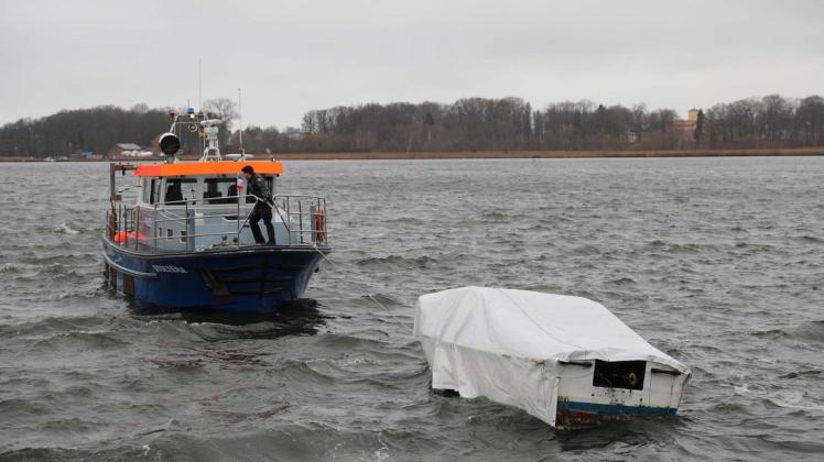 Nach der Sicherstellung des Trailers samt Boot schleppte die Wasserschutzpolizei das "Treibgut" zurück nach Gehlsdorf. Foto: Stefan Tretropp