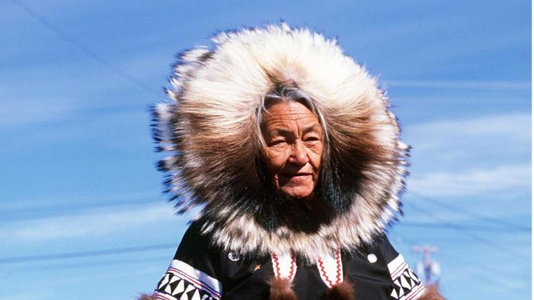 Eine Eskimofrau in der für die Inuit typischen Tracht in Holman. Foto: dpa