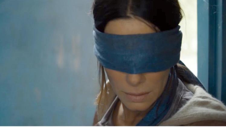 Im Film "Bird Box" auf Netflix muss sich die Protagonistin (Sandra Bullock) die Augen verbinden, um am Leben zu bleiben. Foto: picture alliance/-/Netflix/dpa