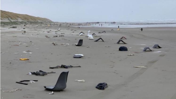 Kurioser Anblick: Vor der niederländischen Küste wurden jede Menge Plastiksitze angespült. Foto: Screenshot NOZ/Marjet van Veelen/VVV Vlieland