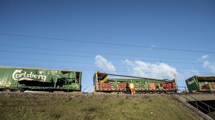 Geplatzte Planen und Kistentrümmer am Güterzug, der in den Unfall verwickelt war. Foto: imago/Ritzau Scanpix/Mads Claus Rasmussen