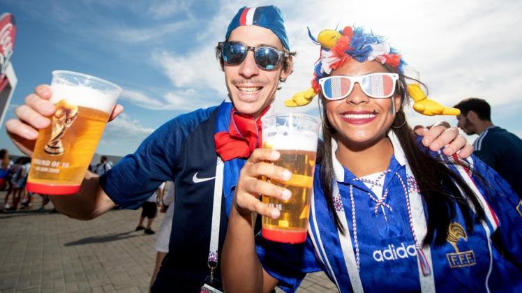 Bier und Fußball – das passt zusammen. Doch zur WM in Katar wird das Feiern mit Alkohol teuer. Foto: dpa/Petter Arvidson
