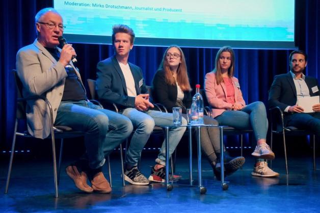 Auf dem Podium vor großem Publikum nahmen (von links) Gerd Höckner, Max Zakzek, Kim Kemmer und Sophie Kösters Platz. Foto: Konrad Behr Auf dem Podium vor großem Publikum nahmen (von links) Gerd Höckner, Max Zakzek, Kim Kemmer und Sophie Kösters Platz. Foto: Konrad Behr