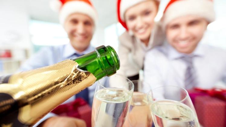 Bei der Firmen-Weihnachtsfeier sollte Alkohol nur in Maßen, nicht in Massen fließen. Foto: colourbox.de