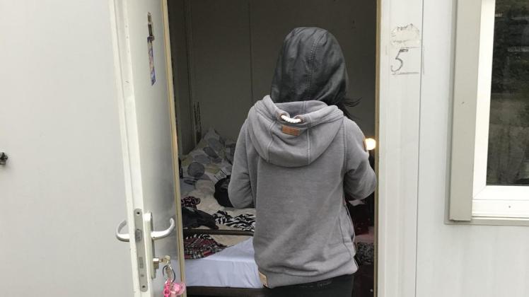 Marina lebt in einem Wohncontainer der Caritas