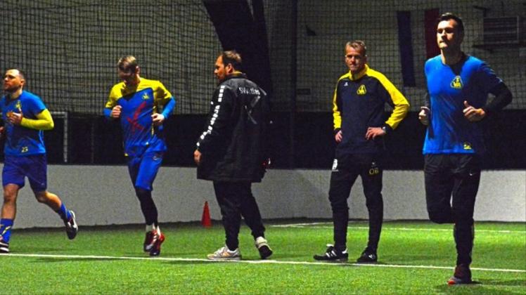 Los ging es: Olaf Blancke, neuer Cheftrainer des Fußball-Oberligisten SV Atlas Delmenhorst (Vierter von links), und sein Co-Trainer Marco Büsing (Dritter von links) starteten gestern mit ihrer Mannschaft in die Vorbereitung auf den zweiten Teil der Saison 2018/2019.