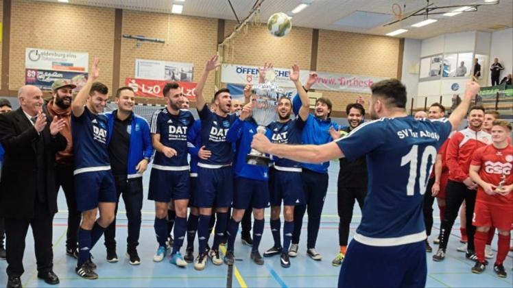 Große Freude: Im vergangenen Jahr gewannen die Spieler des Bezirksligisten SV Tur Abdin bei der Futsal-Kreismeisterschaft in Hatten den Titel. 