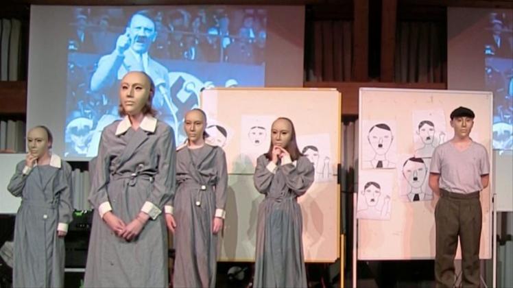 Ihr Theaterstück „Kindheit in der NS-Zeit“ zeigen Schüler der KGS Brinkum am 6. Februar. 
