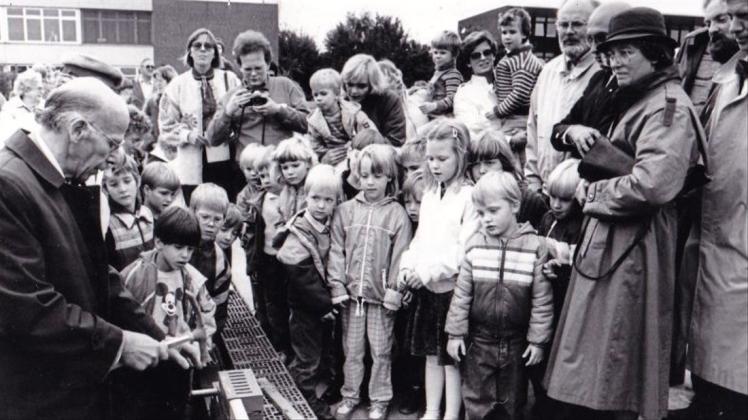 Jungen und Mädchen sowie dessen Familien schauen gespannt beim Legen des Grundsteins des neuen Ganderkeseer Kindergartens zu. Foto:Horst Schilling