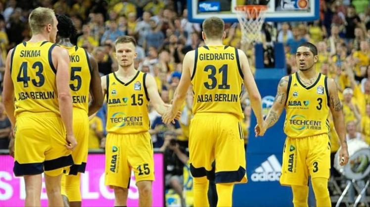 Luke Sikma (l-r), Landry Nnoko, Martin Hermannsson, Rokas Giedraitis und Peyton Siva klatschen sich nach einem Sieg ab. 