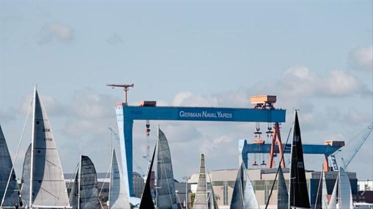 Segelboote fahren während der Welcome Race Regatta auf der Kieler Innenförde. 