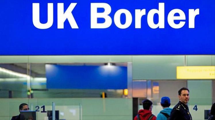 Noch ist das Reisen einfach: Grenzbeamte am Londoner Flughafen Heathrow unter einem Grenzschild. 