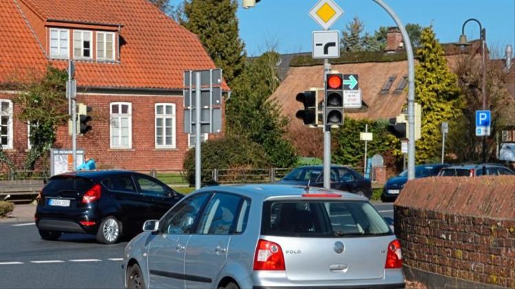 An der Ampelkreuzung Stuhrer Landstraße/Blockener Straße in Alt-Stuhr müssen Autofahrer bei Rot trotz Grünpfeils erst einmal anhalten.