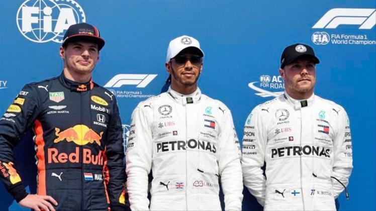 Der Zweitplatzierte Max Verstappen (l-r), Lewis Hamilton und Valtteri Bottas. 