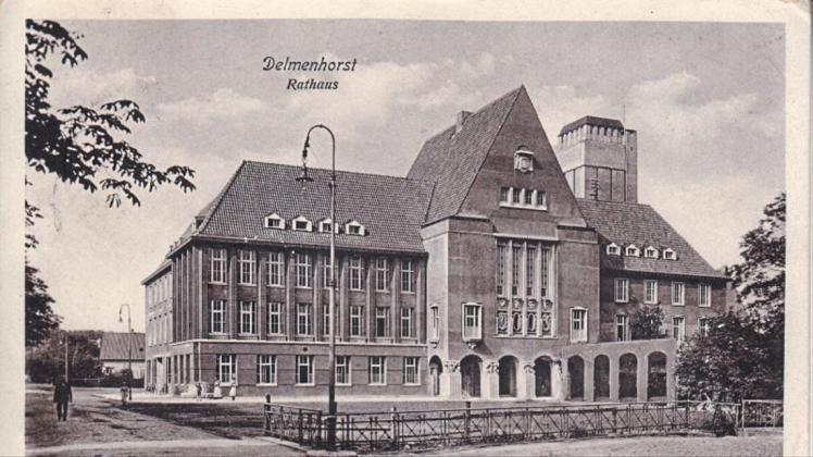 Vor 100 Jahren Schauplatz dramatischer Ereignisse: Der Platz vor dem Rathaus, hier in einer Postkartenansicht mit Poststempel von 1917. 