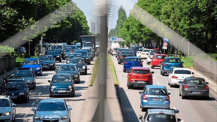Der Berufs- und Ferienverkehr staut sich auf dem Mittleren Ring in München in beide Richtungen. 