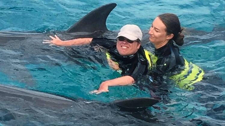 Durch Spenden aus Delmenhorst ermöglicht worden: Die querschnittsgelähmte Nina Bohne und ihre Physiotherapeutin während der Delfintherapie auf der Karibikinsel Curaçao, die das Leben der Delmenhorsterin veränderte. 