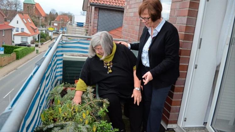 Kleine Kräuterecke statt großer Garten: Auch Erika Lisson, hier mit Hildegard Dunkhase (rechts), beide vom Seniorenbeirat, ist aus einem großen Haus in eine kleine Wohnung gezogen. 