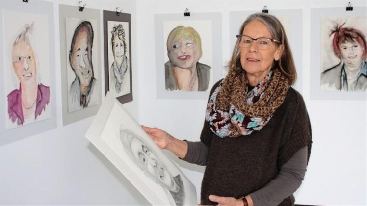Sie hatte die Qual der Wahl: Angelika Schulte Strathaus suchte für die Werkstattausstellung ihres verstorbenen Mannes rund 300 Bilder, Plakate und Skulpturen aus. 