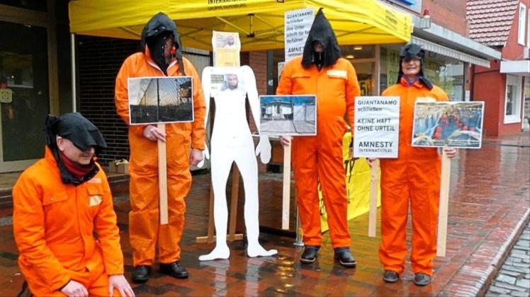 In Sträflingsoveralls, wie sie auch Gefangene in Guantanamo tragen, hat die AI-Gruppe Papenburg die Freilassung von Häftlingen gefordert. 