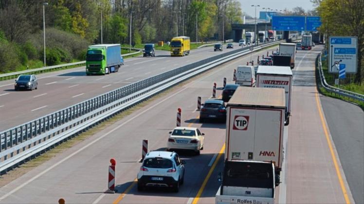 Blick von der Brücke Am Röwekamp in Brinkum auf die A1 in Richtung Bremen: Ein Fahrstreifen bleibt wegen des Neubaus der Ochtumbrücke gesperrt. Blick von der Brücke Am Röwekamp in Brinkum auf die A1 in Richtung Bremen: Ein Fahrstreifen bleibt wegen des Neubaus der Ochtumbrücke gesperrt.