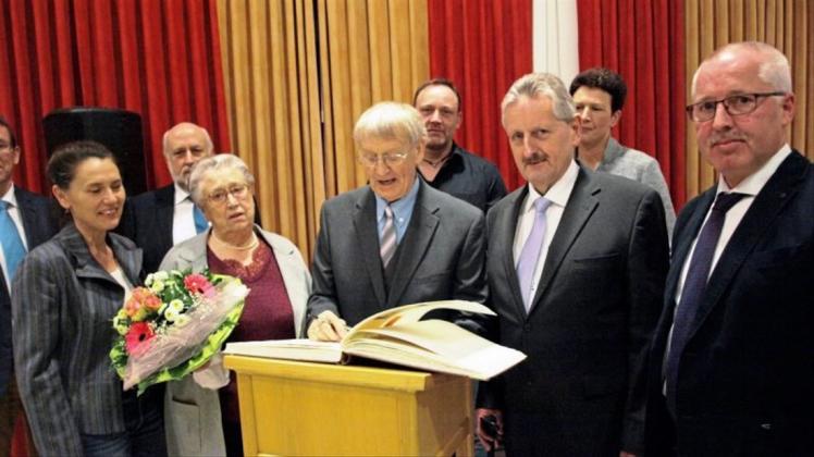 Einer der geehrten war Hans Töller (Mitte). Er trug sich ins Goldene Buch der Samtgemeinde ein. 