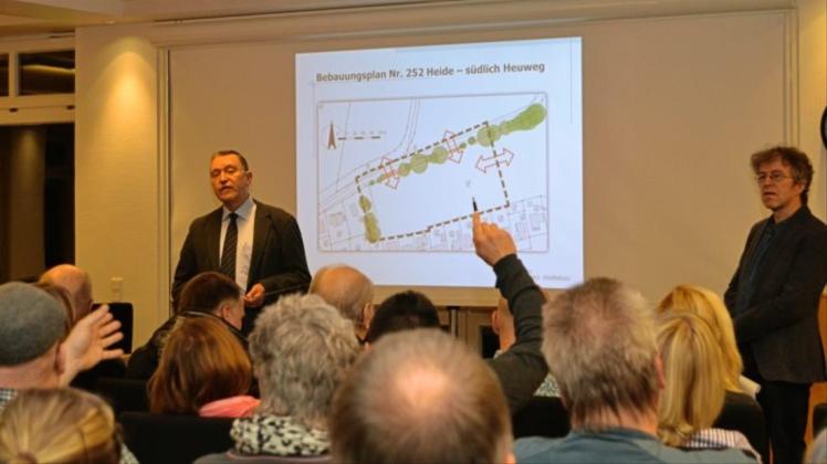Nicht sehr groß, aber strittig: Gemeindeentwicklungschef Peter Meyer (links) und Fachplaner Hartger Holm-Grünberg haben in einer lebhaften Bürgerversammlung im Rathaus mit knapp 100 Heidern über Baupläne am Heuweg diskutiert. Nicht sehr groß, aber strittig: Gemeindeentwicklungschef Peter Meyer (links) und Fachplaner Hartger Holm-Grünberg haben in einer lebhaften Bürgerversammlung im Rathaus mit knapp 100 Heidern über Baupläne am Heuweg diskutiert.