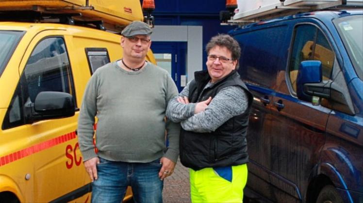 Thomas Wiese (links) und Olaf Raabe freuen sich, dass sich ihre Firma Raabenschwarz so gut am Markt behaupten kann. Die Fahrer begleiten vor allem Transporte von Baumaschinen, aber auch von Windkraftanlagen oder Bauteilen. 