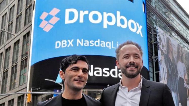 Arash Ferdowsi (l) und Drew Houston, Gründer des Online-Speicherdienstes Dropbox, stehen vor einem Plakat zum Börsengang ihres Unternehmens. 