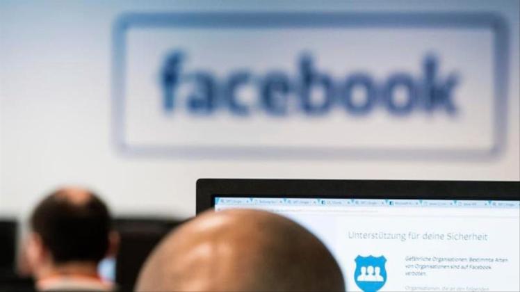 Mitarbeiter in einem Löschzentrum von Facebook. 
