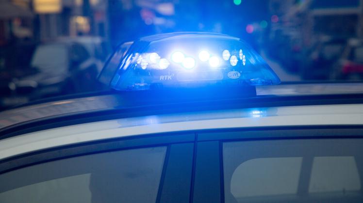 Polizeieinsatz (Symbolbild) Polizeiwagen mit Blaulicht im Einsatz. -- Police car with bluelight in operation. München Ba