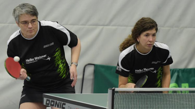 Irene Dölle (links) und Miriam Hansen sind mit der SG Jahn/DTB Zweiter der Tischtennis-Bezirksoberliga. Jedenfalls vorerst.