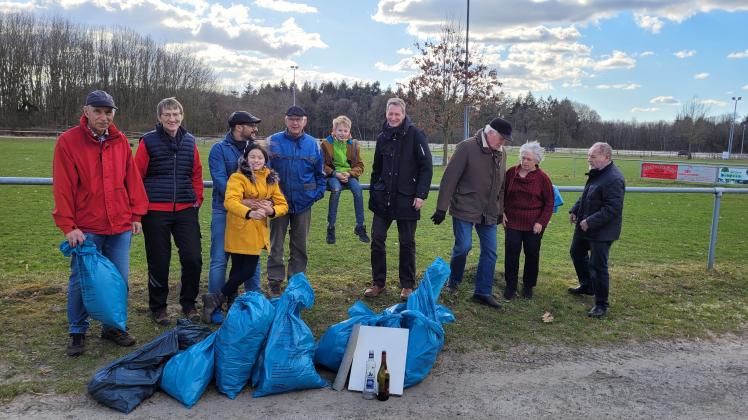 Mitglieder des Fuhrenkamp-Schutzsvereins haben sich an der Aktion „Saubere Landschaft“ beteiligt. Unterstützt wurden sie von Bürgermeister Ralf Wessel (4.v.r).