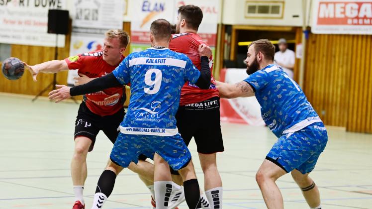 Lassen sich nicht aufhalten: die Oberliga-Handballer der HSG Delmenhorst um Tim Coors (links) und Dominik Ludwig (Mitte). Der Heimsieg im Spitzenspiel über die SG VTB/Altjührden mit Lukas Kalafut (Zweiter von links) und Kevin Langer war der siebte Erfolg in Serie. Lassen sich nicht aufhalten: die Oberliga-Handballer der HSG Delmenhorst um Tim Coors (links) und Dominik Ludwig (Mitte). Der Heimsieg im Spitzenspiel über die SG VTB/Altjührden mit Lukas Kalafut (Zweiter von links) und Kevin Langer war der siebte Erfolg in Serie.