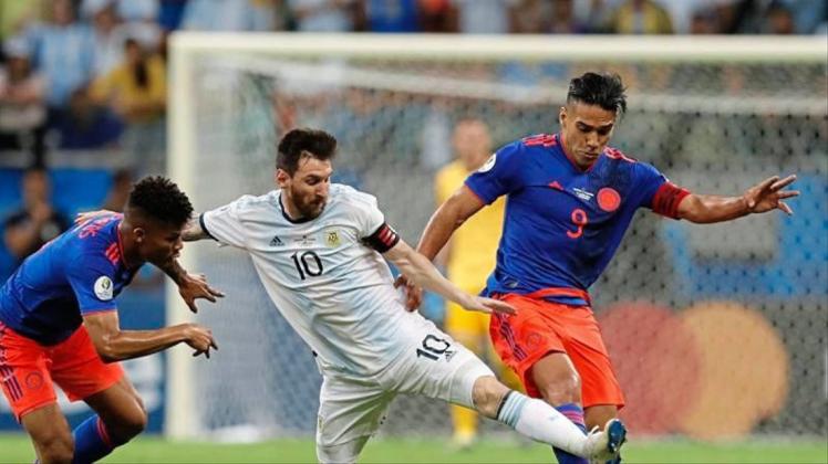 Argentiniens Superstar Lionel Messi (M) wird von zwei Kolumbianern unter Druck gesetzt. 