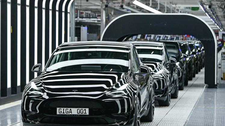 Bei der Eröffnung der Gigafactory in Brandenburg sind 30 Model Y von Tesla vom Band gerollt – wann bei Neubestellung die nächsten Elektroautos ausgeliefert werden sollen.