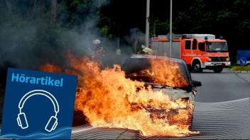  Feuerwehr gegen Feuerball: Geht eigentlich von elektrischen Autos eine höhere Brandgefahr aus?