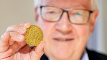 Seniorchef Fritz Künker freut sich, dass der Preis für die historische Goldmünze „Kampener Rosenoble“ die ursprüngliche Schätzung von 250.000 Euro deutlich übertraf. Den Zuschlag bekam bei der Auktion am Dienstag ein Bieter im Saal, der nun insgesamt 840.000 Euro für das seltene Stück bezahlen muss.