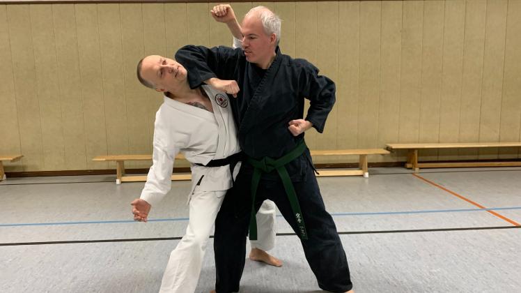 Training im „Amerikanischen Karate System“: Jens Donat (links), Leiter einer neuen Gruppe im Bookholzberger TB, mit Marc.