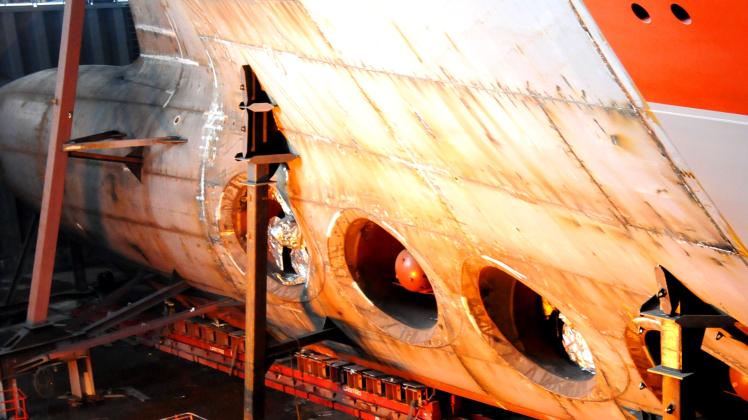 Christoph Assies Wulstbug mit Bugstrahlrudern eines Kreuzfahrtschiffes im Bau auf der Meyer Werft