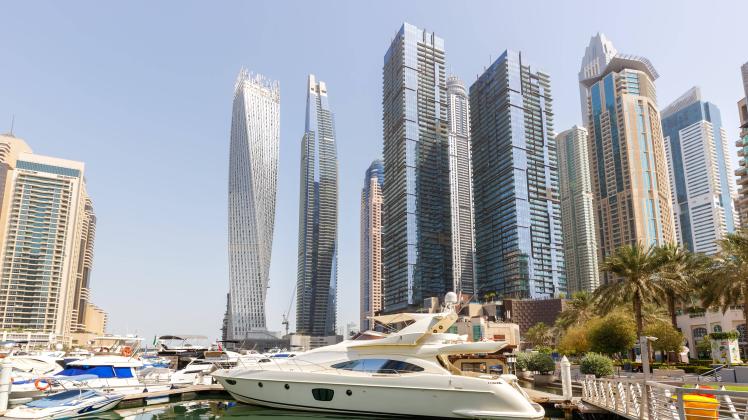 Dubai Marina und Harbour Skyline Architektur Luxus Urlaub in Arabien mit Booten Yacht Dubai, Vereinigte Arabische Emirat